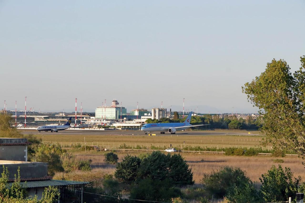 Bilocale Con Vista Sull'Aeroporto - Comodo Per Il Viaggio Fiumicino Luaran gambar